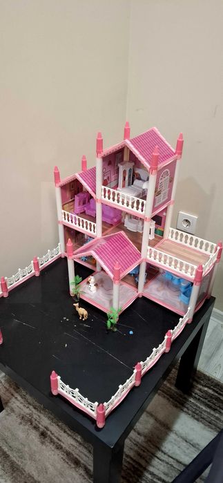 Розова къща за кукли