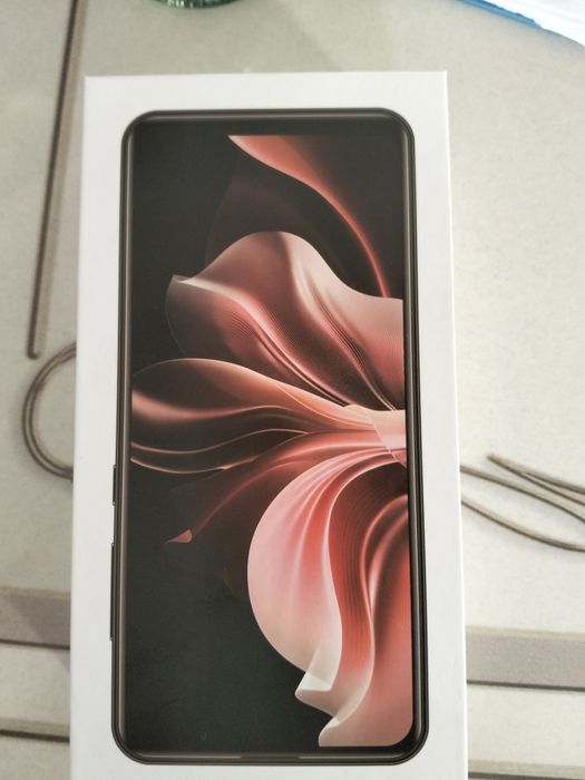 Телефон сатылады.