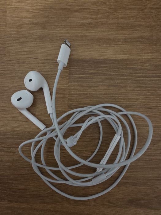 Accesorii iPhone 14 Pro - cutie, căști Apple, cablu, 4 huse