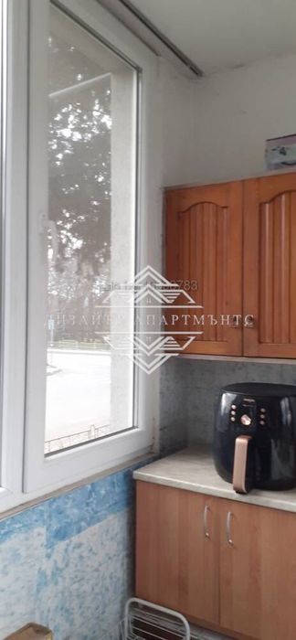 Продава се тристаен тухлен апартамент в идеалния център на гр. Карноб