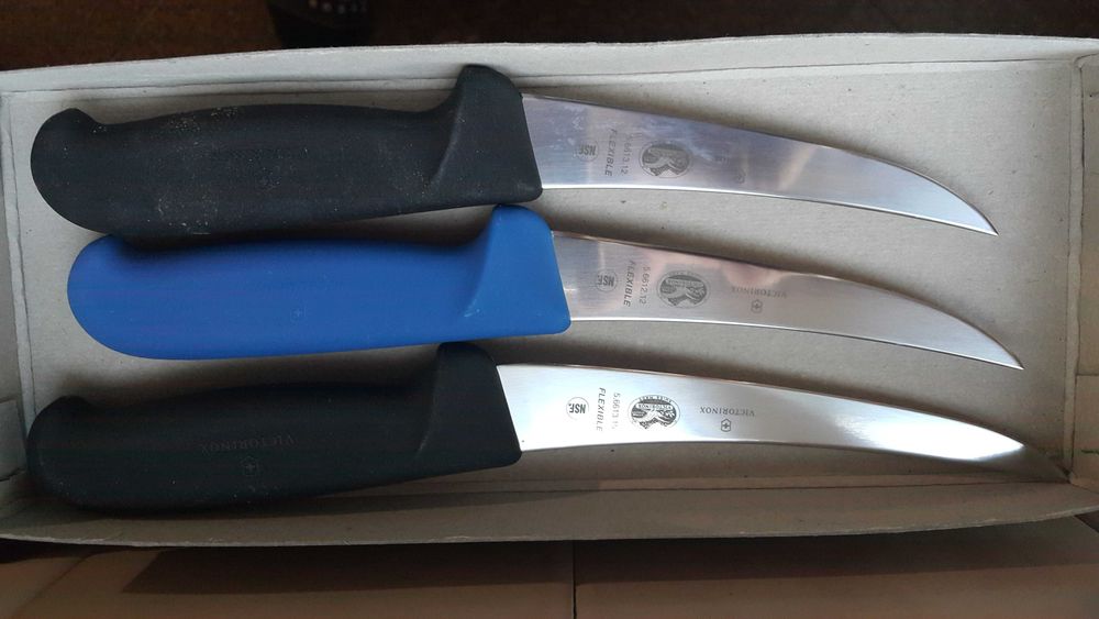 Продавам професионални ножове за транжиране и обезкостяване.