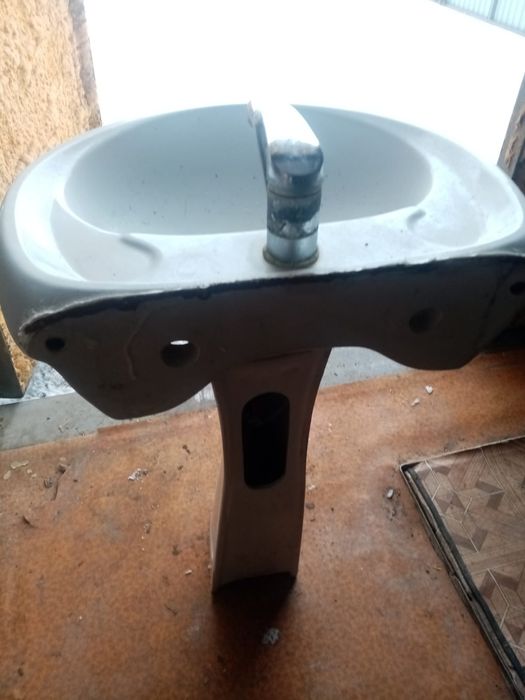 Продам раковину с ножками