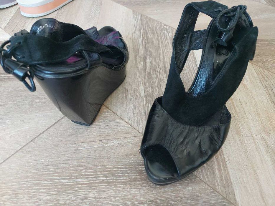 Женские босоножки