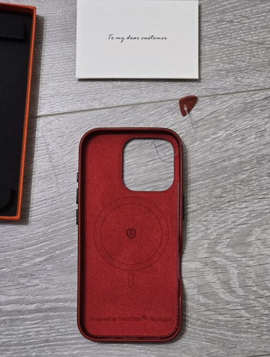 Husă piele SHIELDON iPhone 16 Pro - Retro Red, Magnetică, Slim, nouă