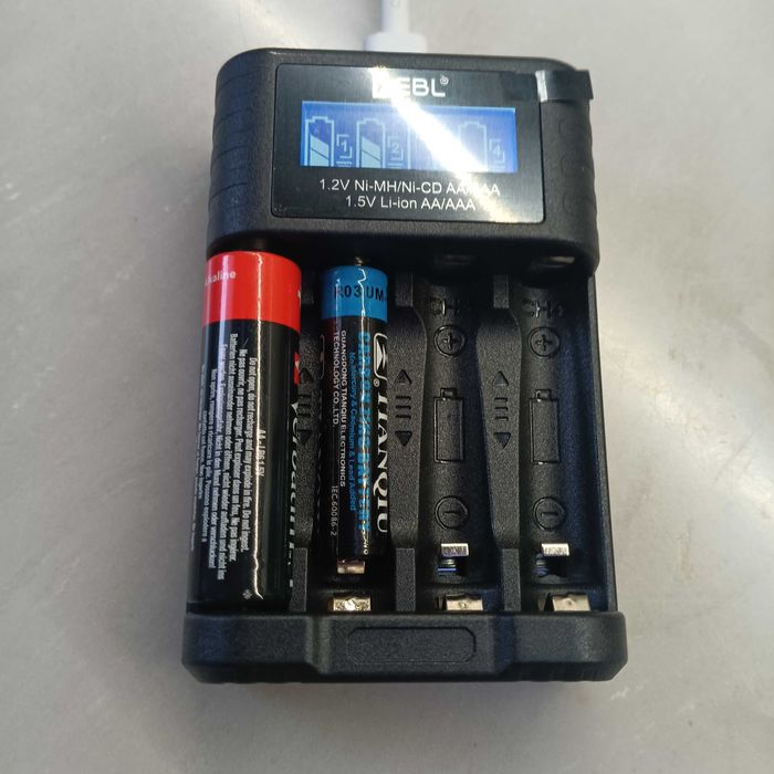 НОВО! Универсално зарядно за батерии AA / AAA – 4 гнезда с LCD дисплей