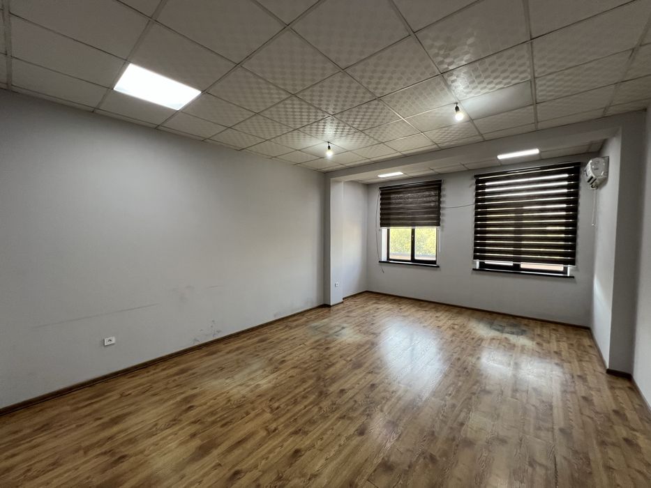 Аренда под офис ул. Шота Руставели, недалеко мост Узгариш 30м2 1 линия