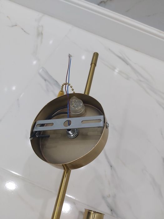 Продается матовая белая бра