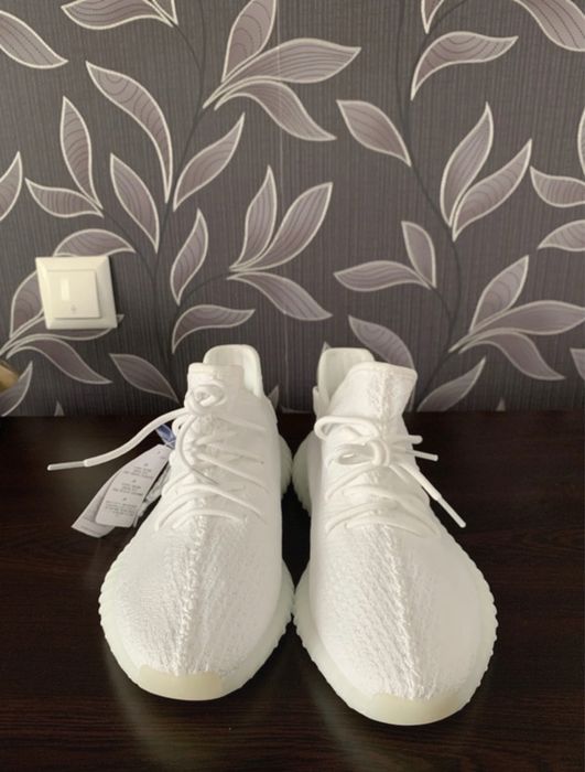Yeezy 350 noi cu eticheta