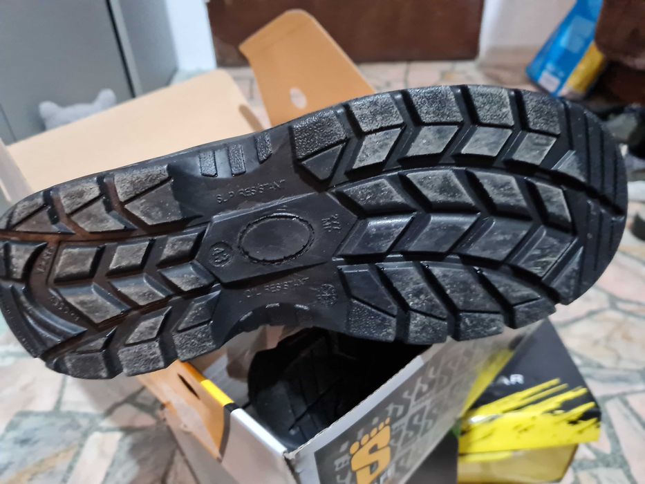 нови работни обувки