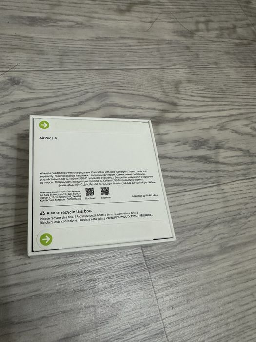Продам наушники AirPods 4