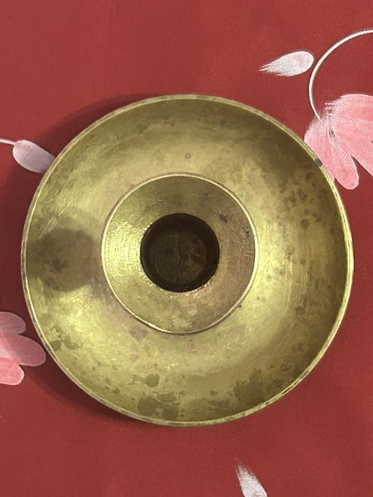 Sfeșnic din alamă – piesă vintage cu mecanism reglabil