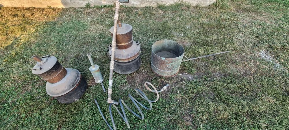 Două cazane de cupru vechi făcute manual