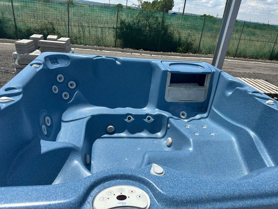 Vand jacuzzi 3-6 persoane