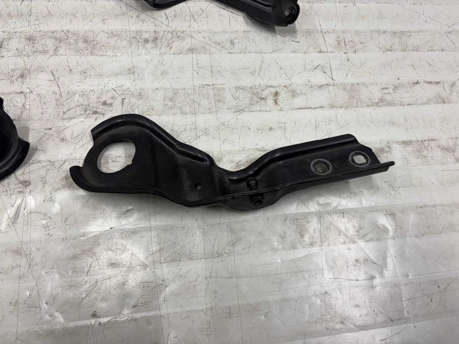 Ляв държач калник БМВ Х1 Ф48 Десен държач/водач калник БМВ Х1 Ф48