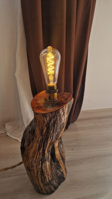 Ръчно изработена настолна лампа от естествено дърво