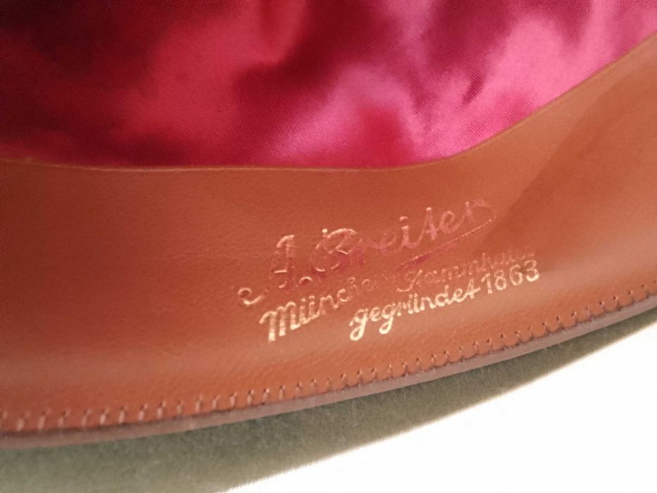 Ловджийска шапка с естествено перо