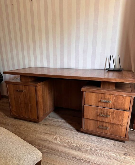 Деревянный стол и кровать