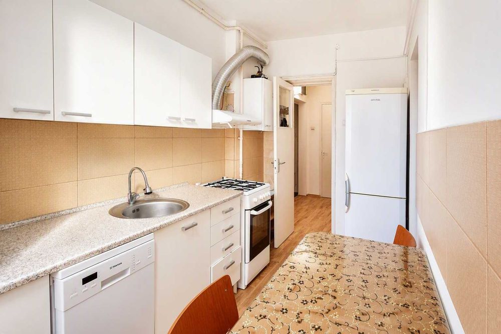 Apartament 3 camere | Centru | Foarte luminos | 2 balcoane închise | Orientare S-V