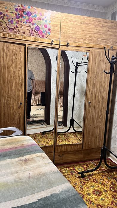 Продам б/у шкаф и тумбочки