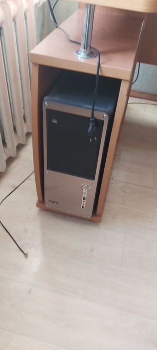 Компьютер, монитор, колонки, клавиатура, кресло компьютерное и стол