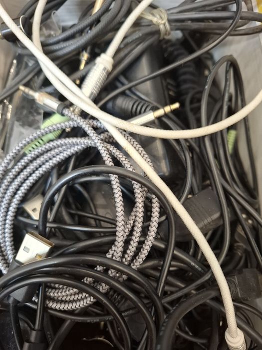 Шнуры разные, адаптеры.