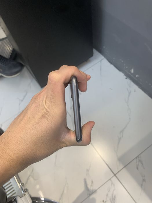 Продам айфон 8+.