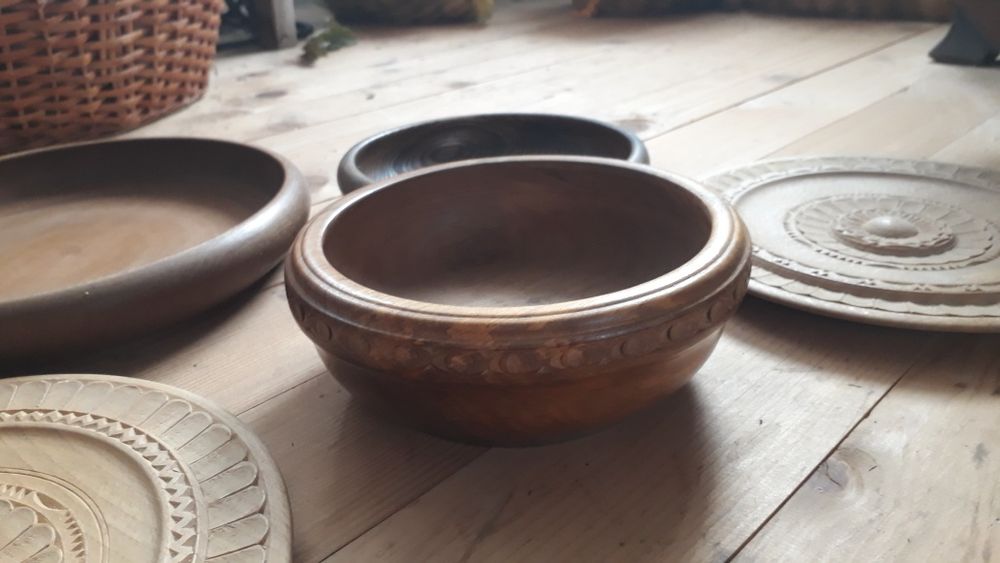 Ръчно правени дървени чинии и купи