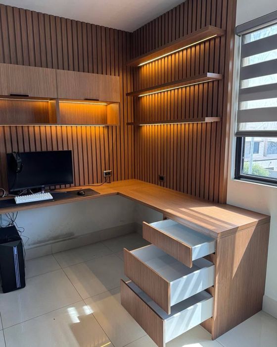 Письменные столы, шкафы и подстветка