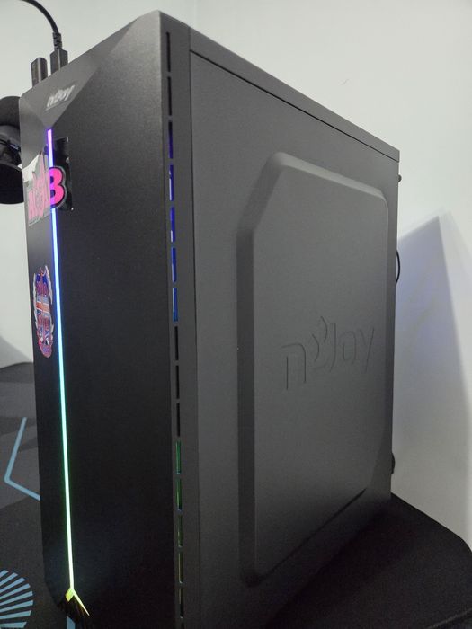 PC Gaming complet  Stare impecabilă(mic defect la sita de praf, si pc ul are stickere pe el.. dar se pot da jos)