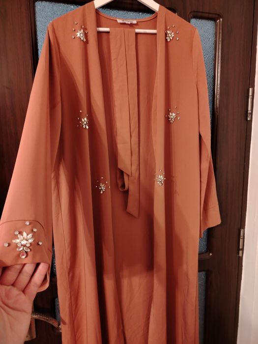 Superba Abaya tradițională, cu inserții pietre cusute manual!