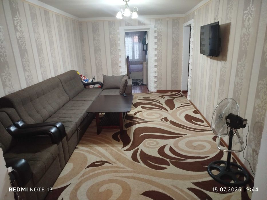 Продаётся квартира 2-х комнатная, 42кв , Таш область, Ахангаран,центр.