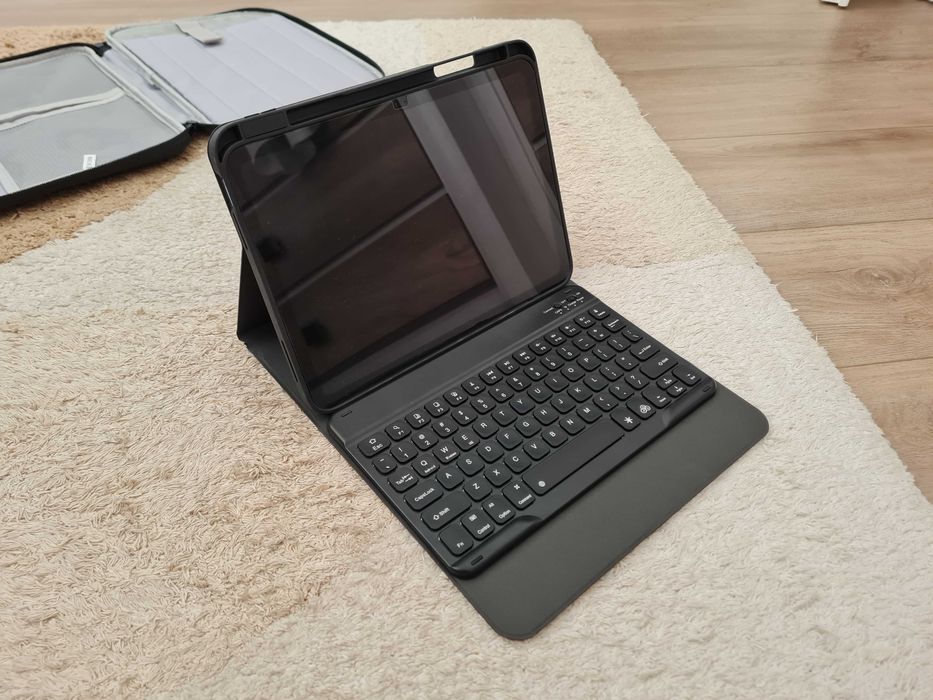 Set Accesorii iPad 10.9" (2022) – Geantă Transport + Husă Tip Carte + Tastatură Wireless Bluetooth