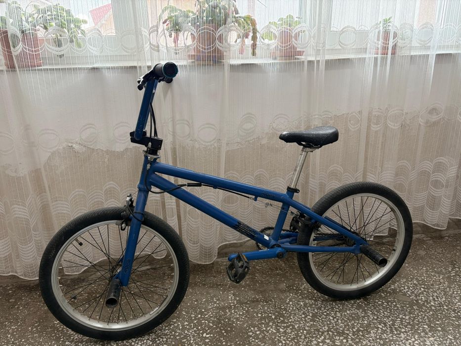 Vând bicicletă bmx