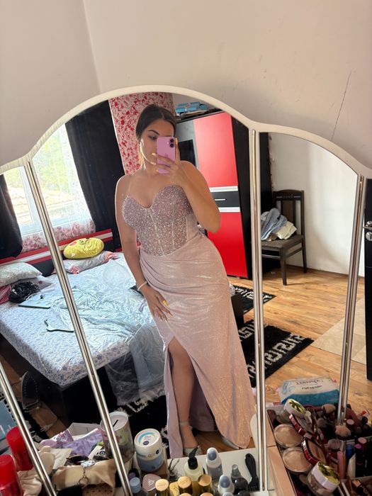 Розова бална рокля