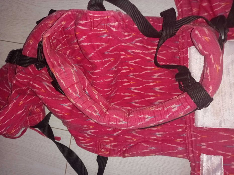 Ергономична червена раница за бебеносене на easyfeel