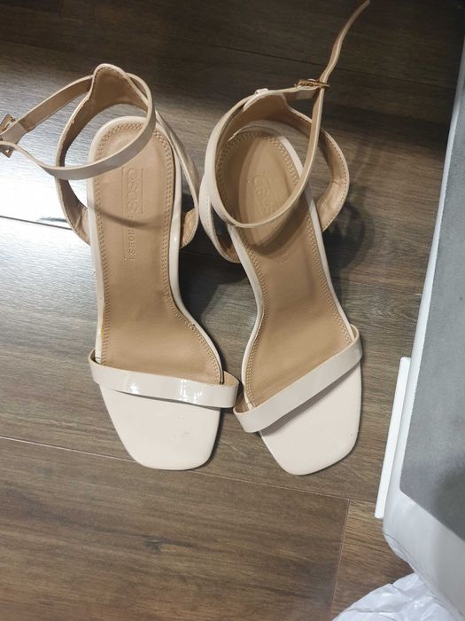 Елегантни дамски сандали на ток