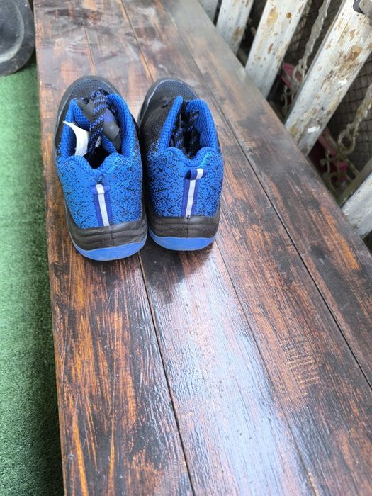 Срочно продам спец кросовки.