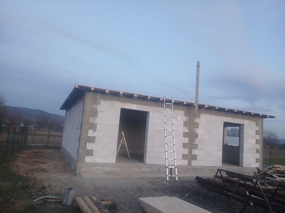 Vand casa  la rosu