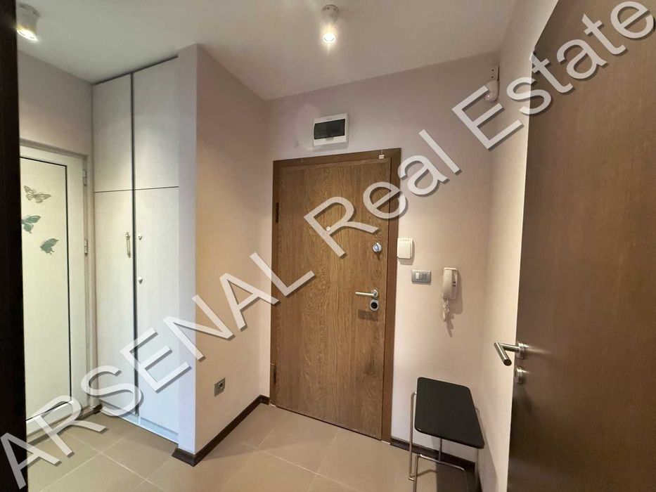 Двустаен апартамент под наем, Младост 1