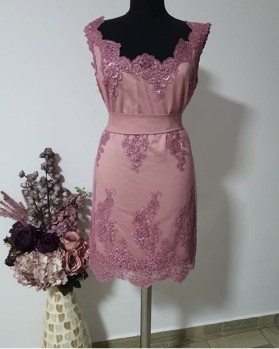 Rochie pentru ocazii speciale din dantela brodata, cu cordon propriu