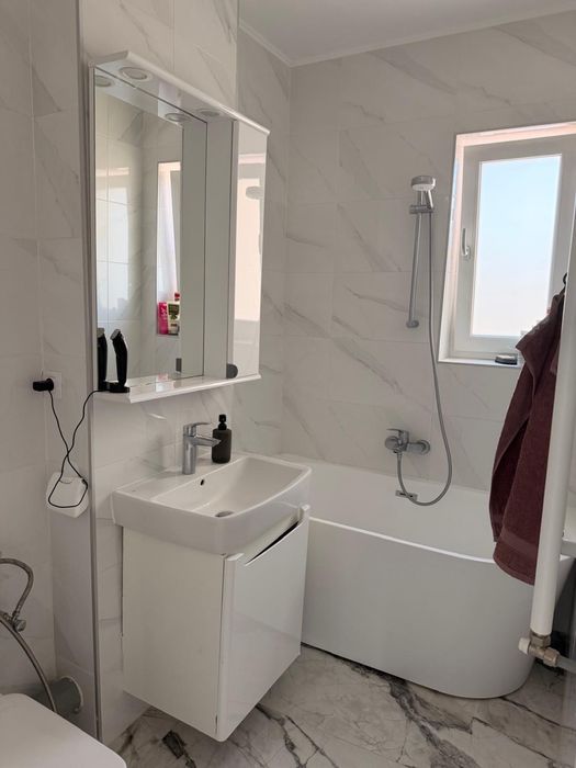 Inchiriez apartament 3 camere + loc parcare