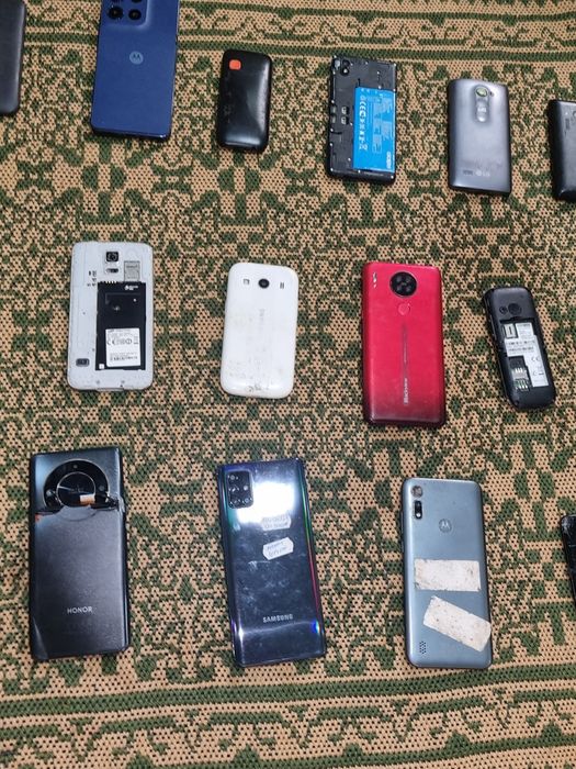 ( negociez cu pretul !! ) Vand telefoane pentru piese/components,  unele merg, unele nu prea.