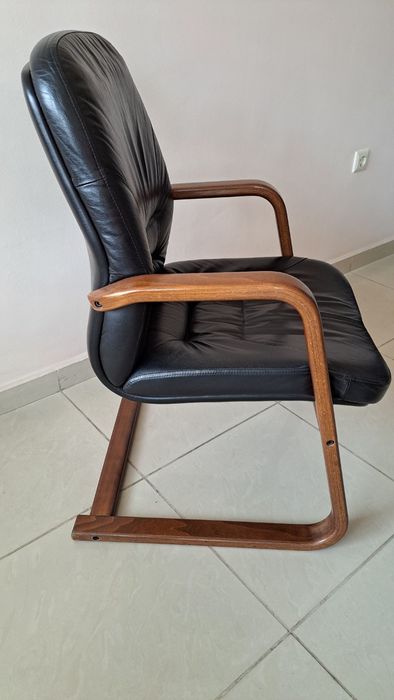 Столове червини и черни офис