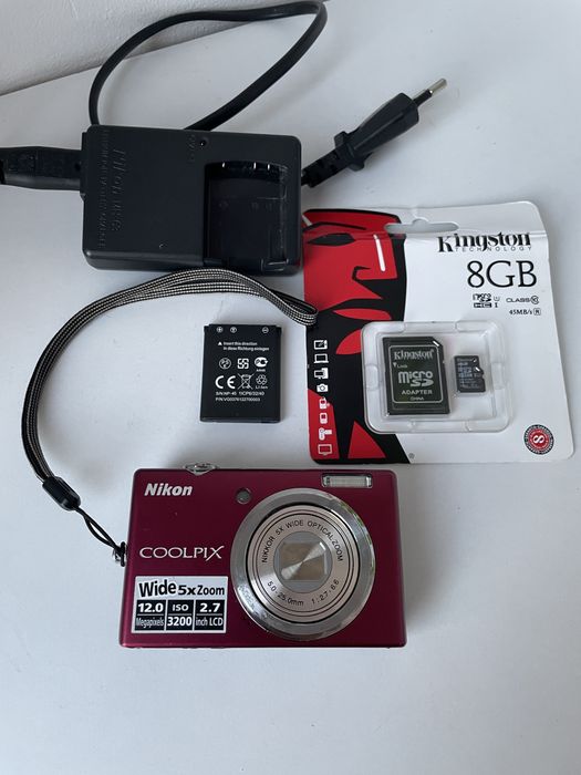 Aparat Foto Digital NIKON CoolPix S570 Rosu, 12.0 MP, 5X Optical Zoom Wide Lens, 8GB SD Card, Senzor Imagine CCD, Digital Point and Shot Camera