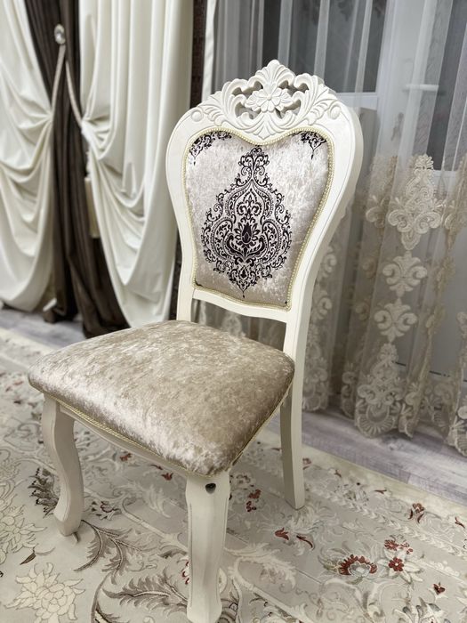 Стол и стулья в белом цвете.