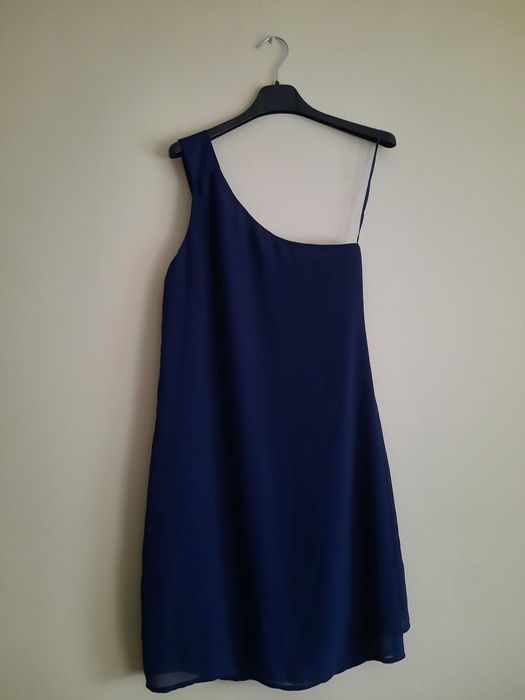 Rochie scurtă, bleumarin, pe un umăr