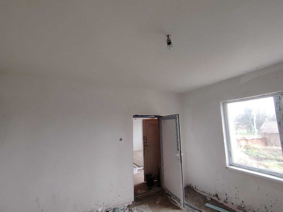 Къща с голямо и равно дворно място в близост до Плевен !