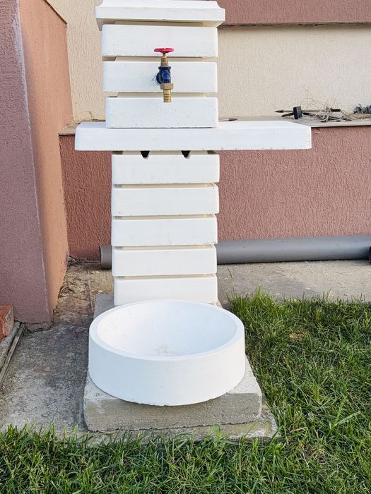 Fântâniță de curte pentru grădină/cișmea lucrată manual din praf de marmură.