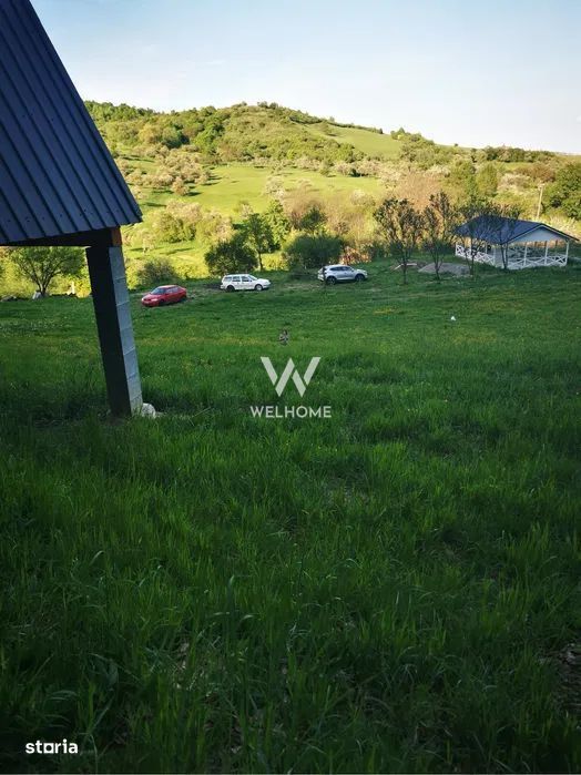 Teren cu cabane A-Frame și priveliște către Munții Făgăraș