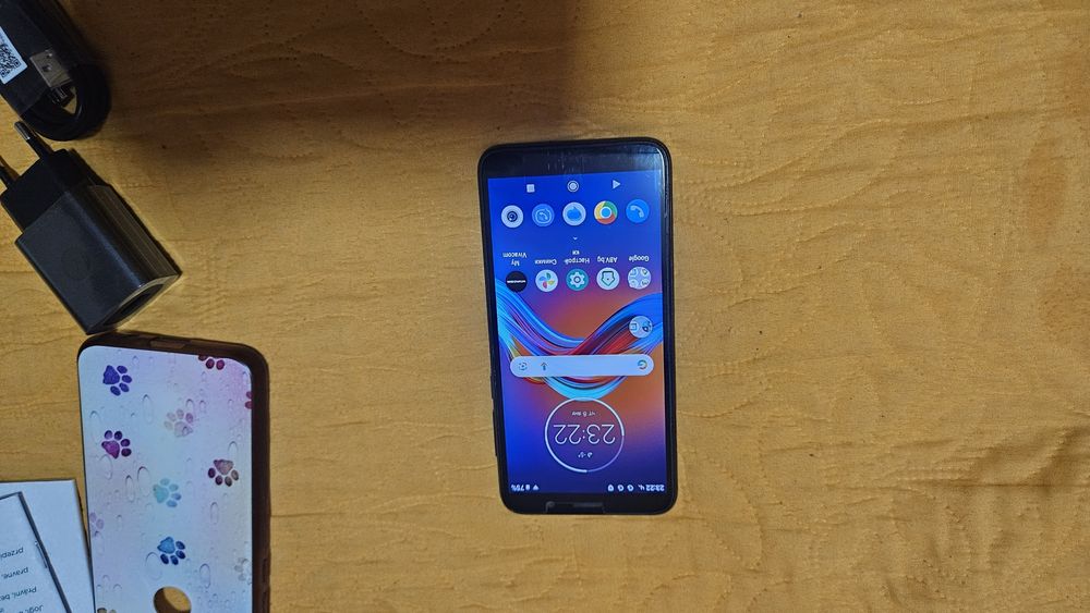Motorola Moto E6 play Моторола и три нови стъклени протектора